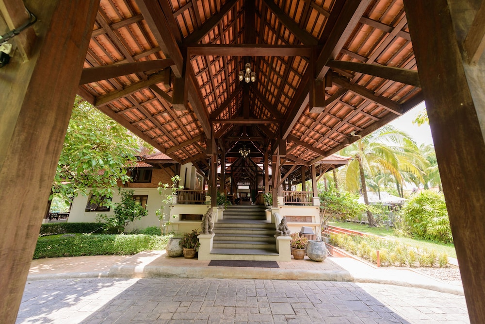Khaolak Bhandari Resort & Spa — Hotel building in Khuekkhak, Phang Nga