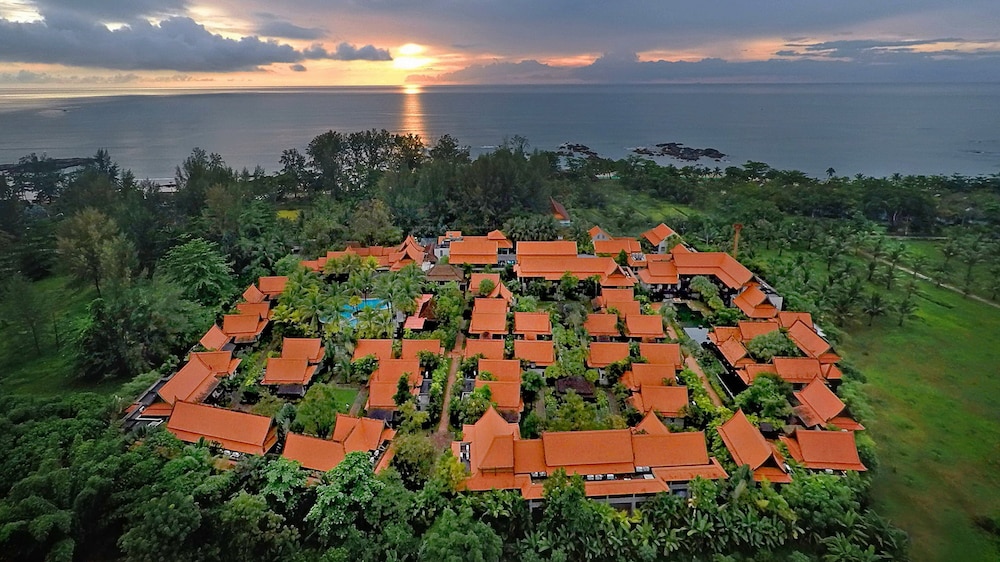 Khaolak Bhandari Resort & Spa — Hotel building in Khuekkhak, Phang Nga