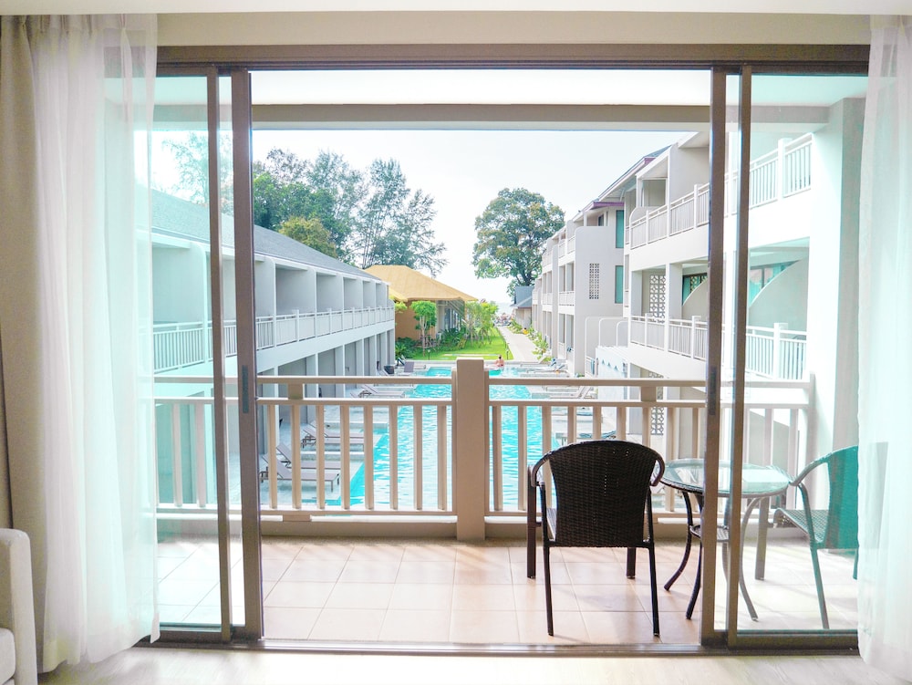 Khaolak Emerald Beach Resort and Spa — Hotel building in Khao Lak, Phang Nga