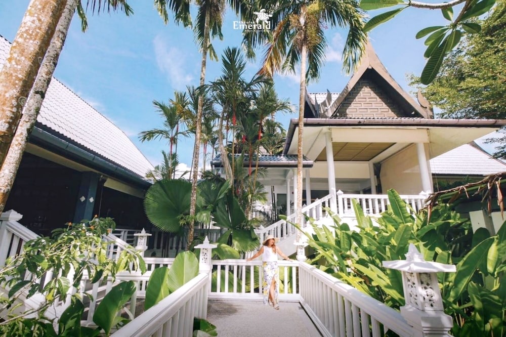 Khaolak Emerald Beach Resort and Spa — Hotel building in Khao Lak, Phang Nga