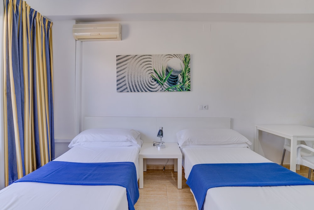 Las Palomas Apartments Econotels — Hotel rooms in Palma Nova, Balearic Islands