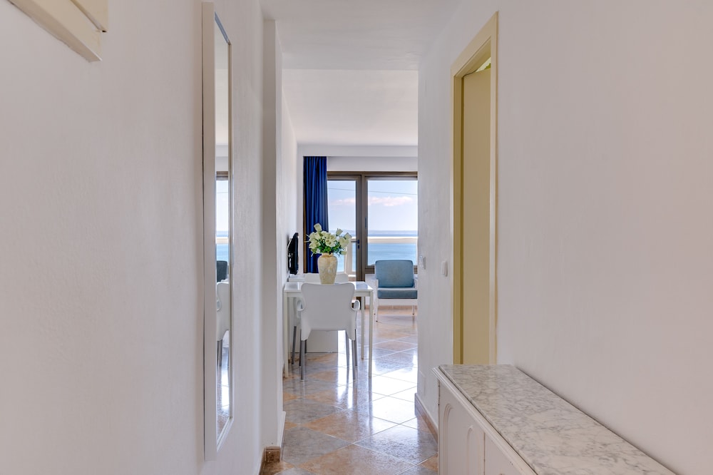 Las Palomas Apartments Econotels — Hotel rooms in Palma Nova, Balearic Islands