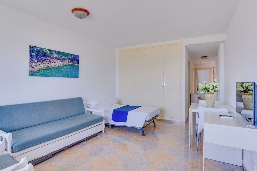 Las Palomas Apartments Econotels — Hotel rooms in Palma Nova, Balearic Islands