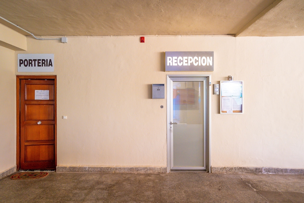 Las Palomas Apartments Econotels — Hotel building in Palma Nova, Balearic Islands