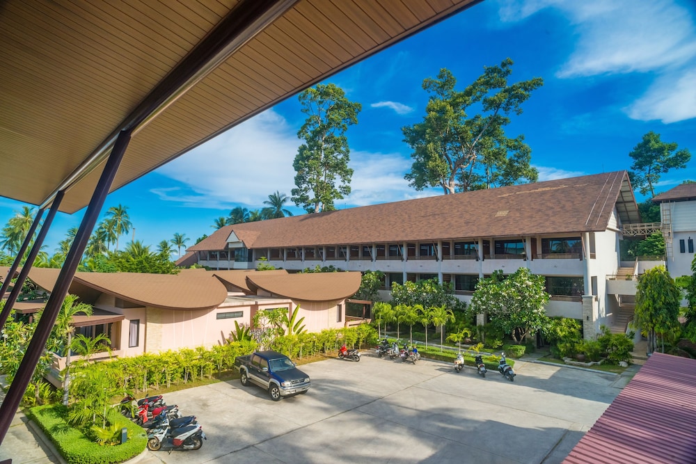 Weekender Resort — Hotel building in Lamai Beach, Surat Thani