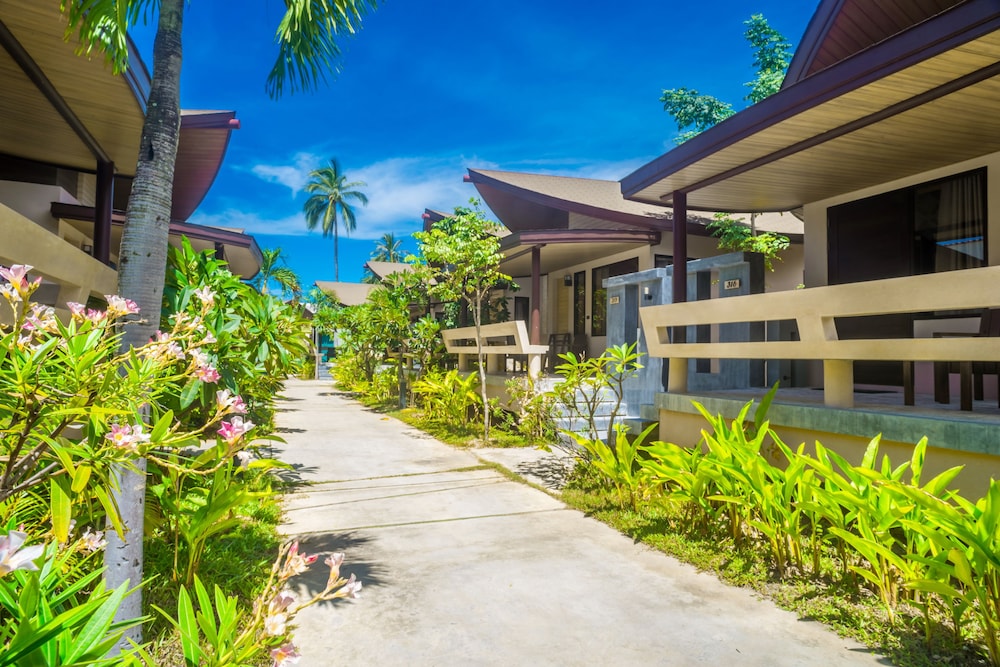Weekender Resort — Hotel building in Lamai Beach, Surat Thani