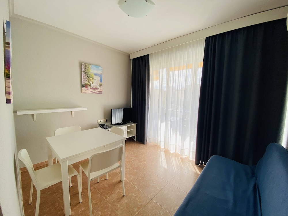 Hotel Los Jazmines — Hotel rooms in Torremolinos, Andalusia