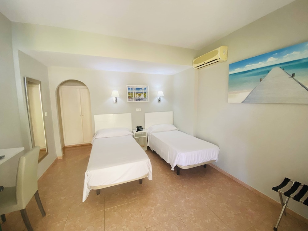 Hotel Los Jazmines — Hotel rooms in Torremolinos, Andalusia