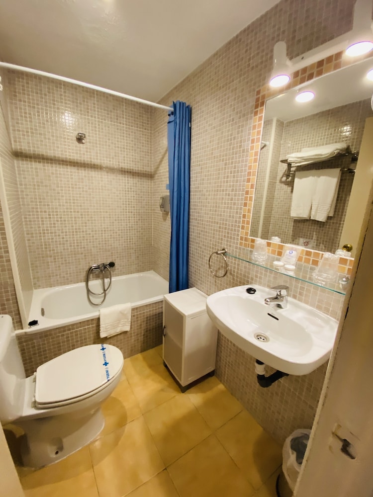 Hotel Los Jazmines — Hotel rooms in Torremolinos, Andalusia
