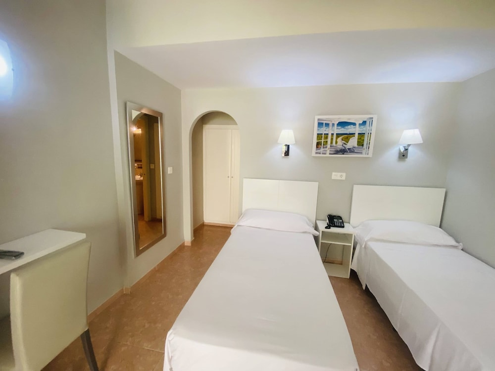 Hotel Los Jazmines — Hotel rooms in Torremolinos, Andalusia
