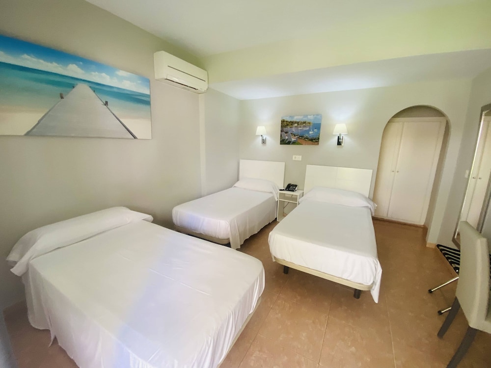 Hotel Los Jazmines — Hotel rooms in Torremolinos, Andalusia