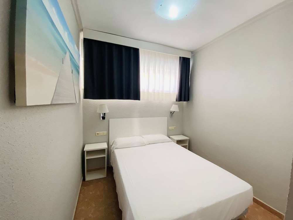 Hotel Los Jazmines — Hotel rooms in Torremolinos, Andalusia