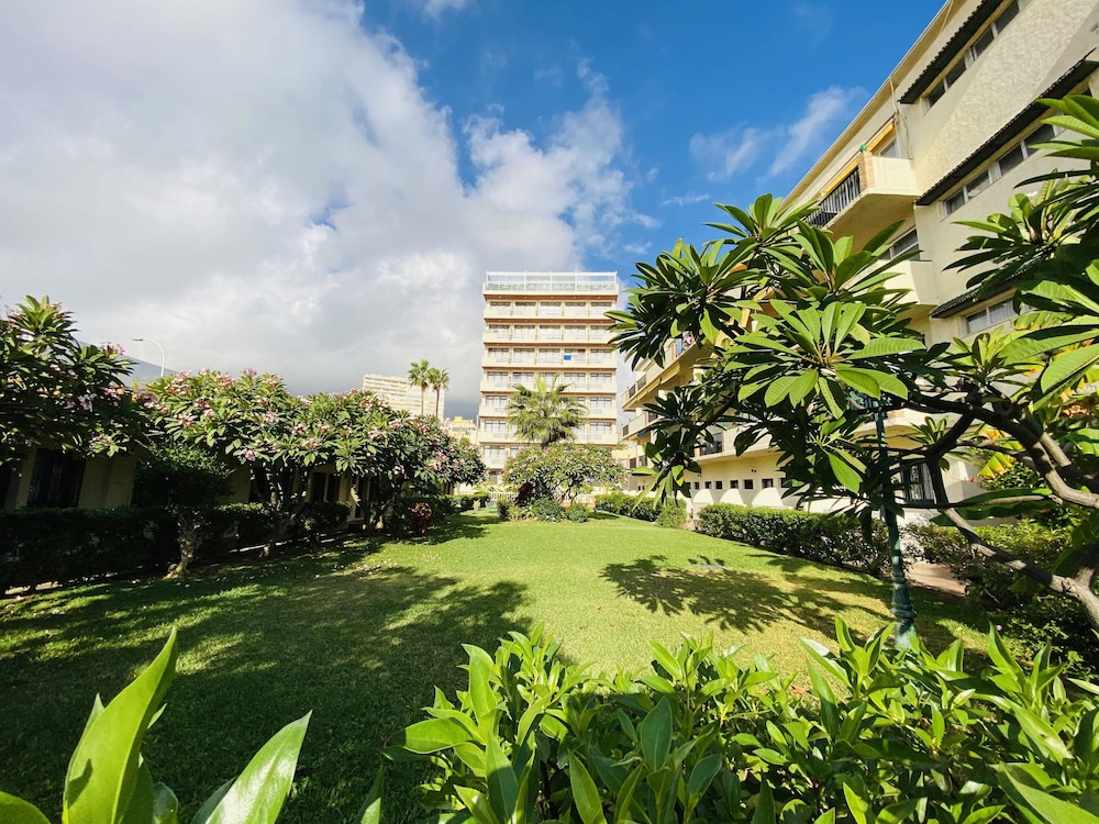Hotel Los Jazmines — Hotel building in Torremolinos, Andalusia
