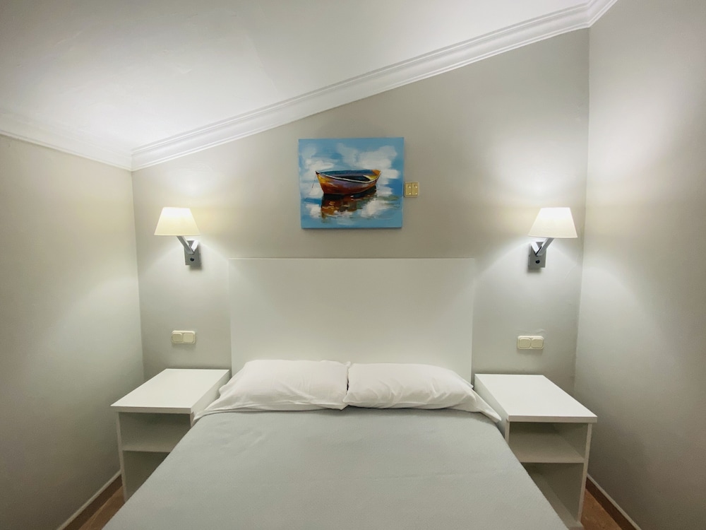 Hotel Los Jazmines — Hotel rooms in Torremolinos, Andalusia