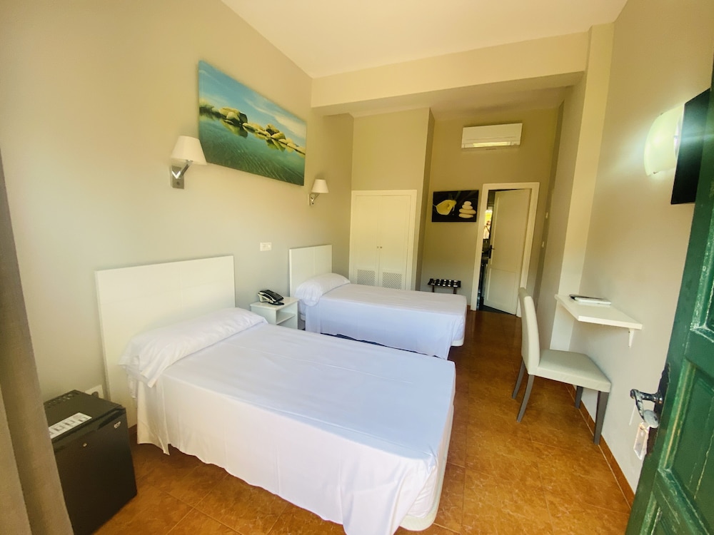 Hotel Los Jazmines — Hotel rooms in Torremolinos, Andalusia
