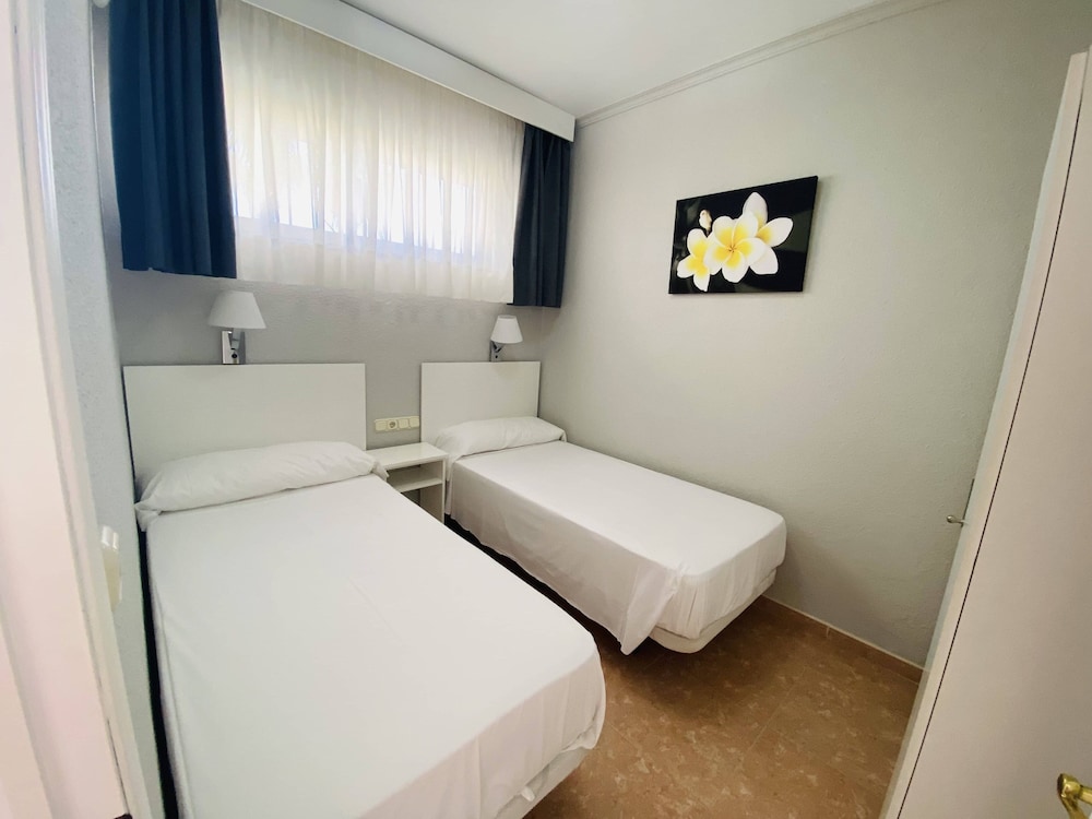 Hotel Los Jazmines — Hotel rooms in Torremolinos, Andalusia