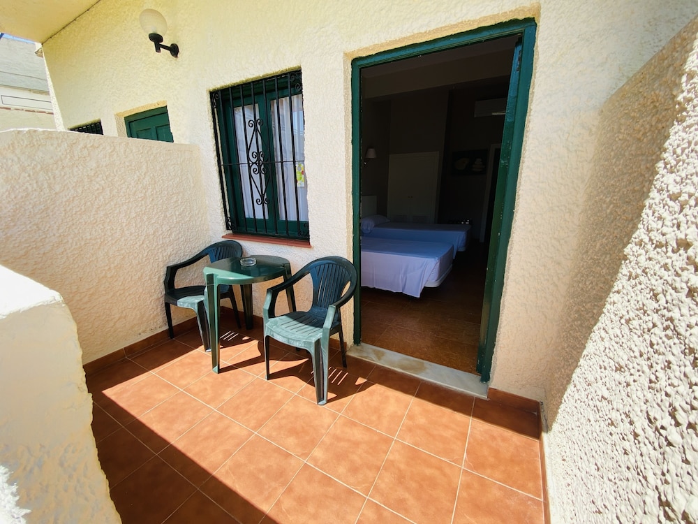 Hotel Los Jazmines — Hotel rooms in Torremolinos, Andalusia