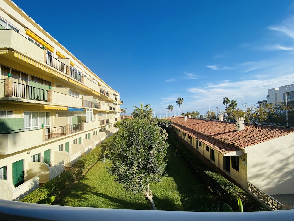 Hotel Los Jazmines — Hotel building in Torremolinos, Andalusia