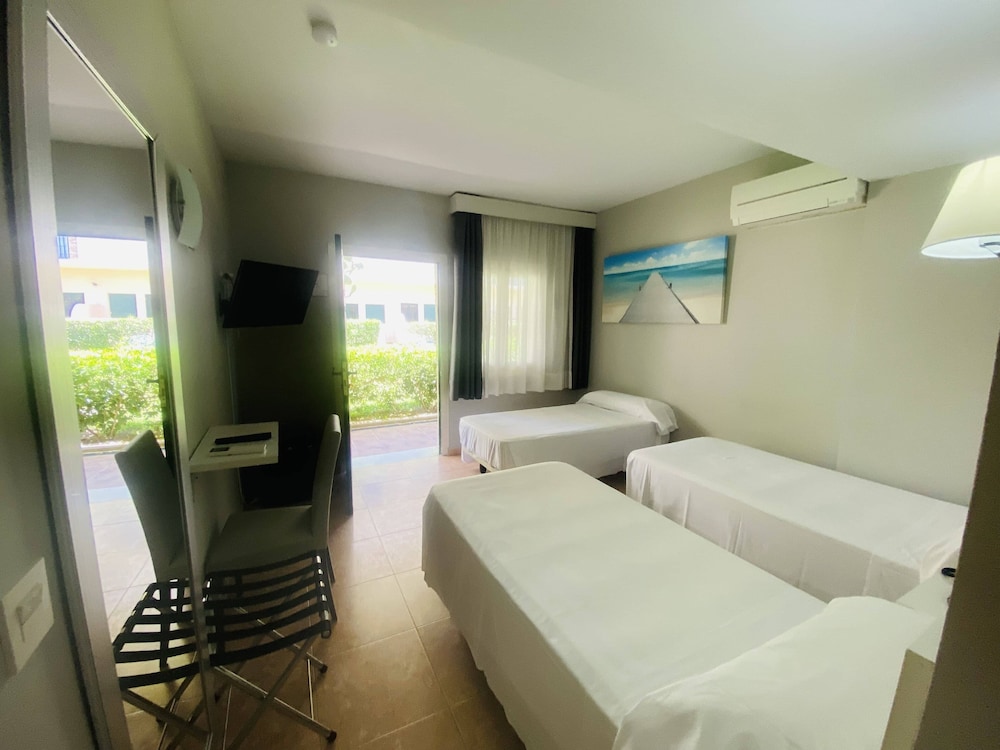 Hotel Los Jazmines — Hotel rooms in Torremolinos, Andalusia