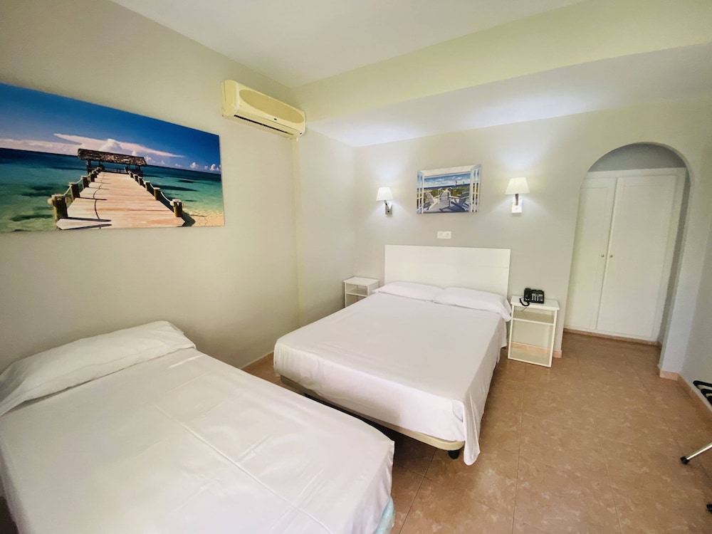 Hotel Los Jazmines — Hotel rooms in Torremolinos, Andalusia