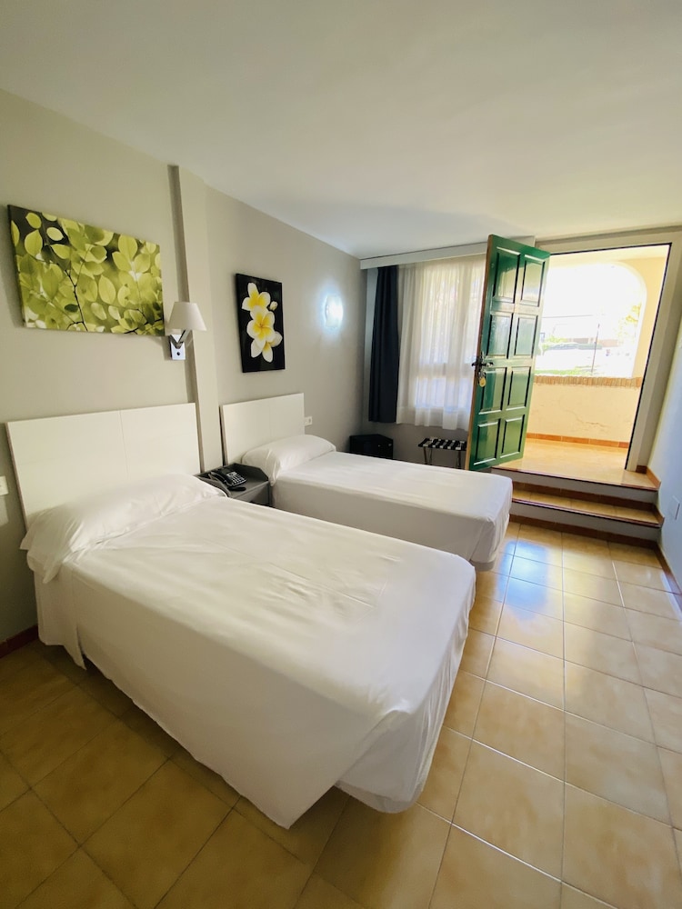 Hotel Los Jazmines — Hotel rooms in Torremolinos, Andalusia