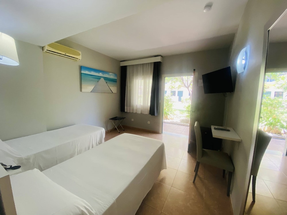 Hotel Los Jazmines — Hotel rooms in Torremolinos, Andalusia