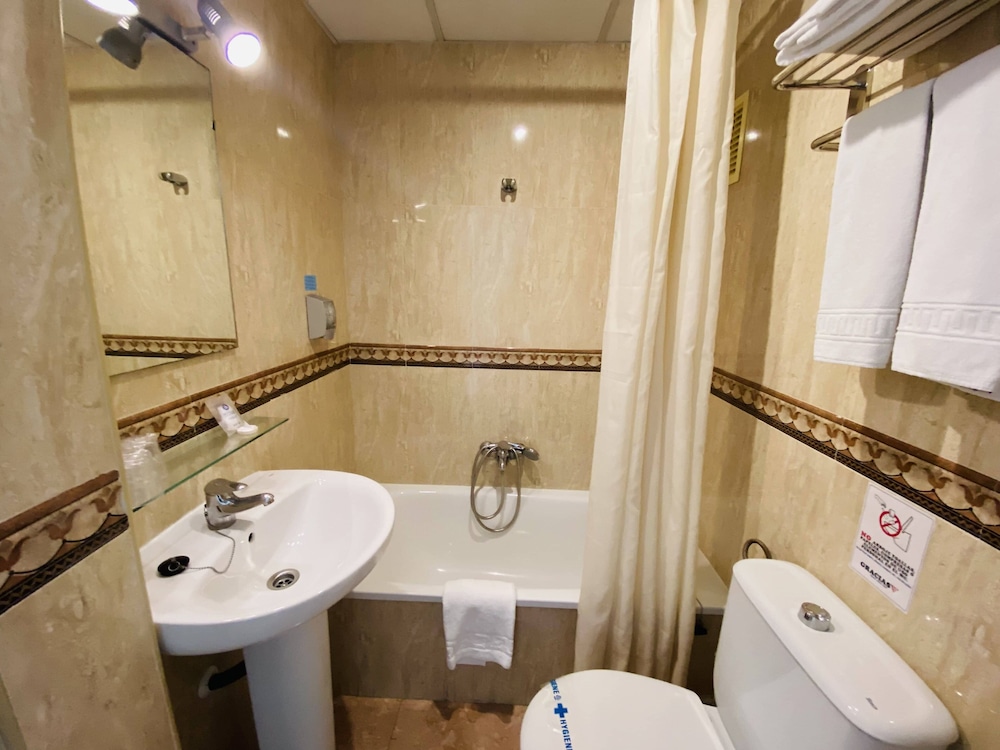 Hotel Los Jazmines — Hotel rooms in Torremolinos, Andalusia