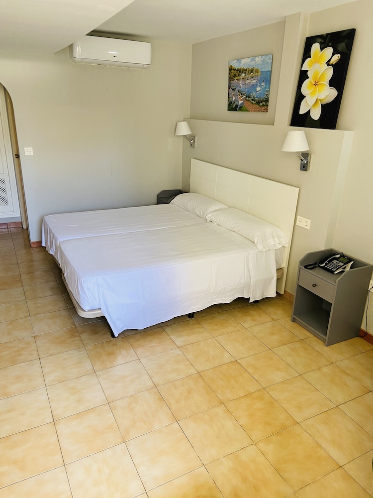 Hotel Los Jazmines — Hotel rooms in Torremolinos, Andalusia