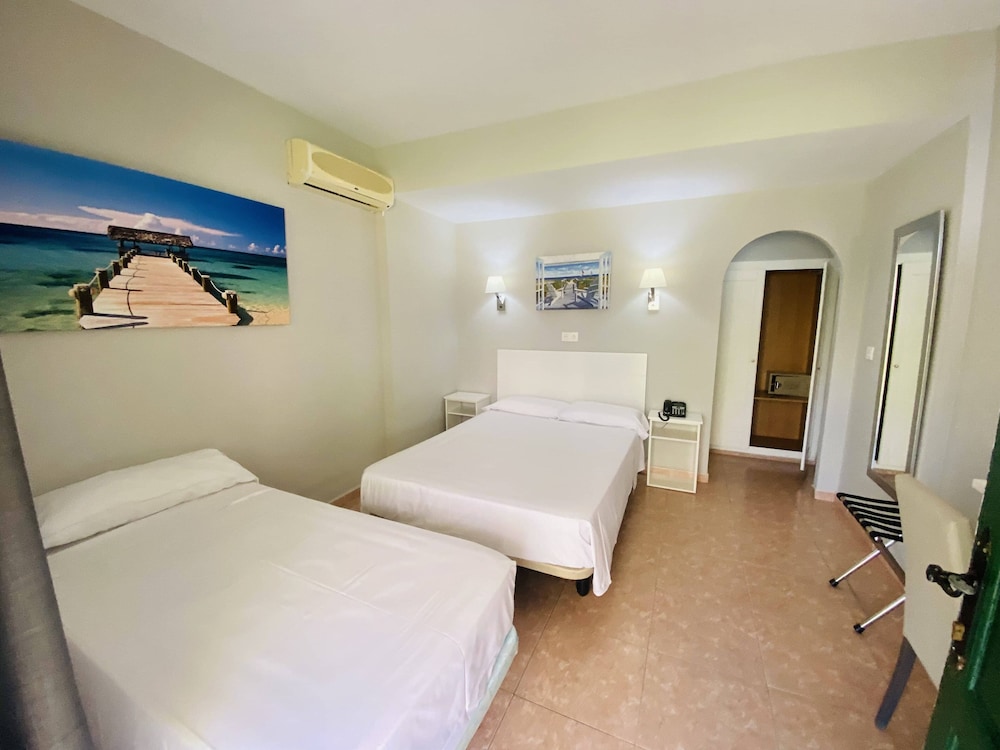 Hotel Los Jazmines — Hotel rooms in Torremolinos, Andalusia