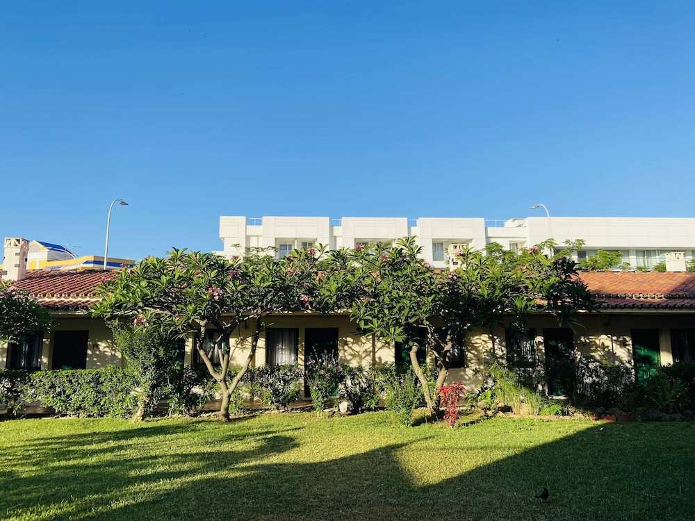 Hotel Los Jazmines — Hotel building in Torremolinos, Andalusia