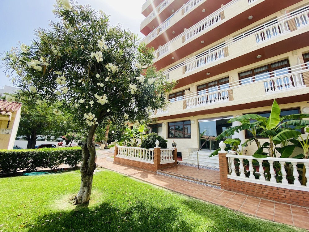 Hotel Los Jazmines — Hotel building in Torremolinos, Andalusia