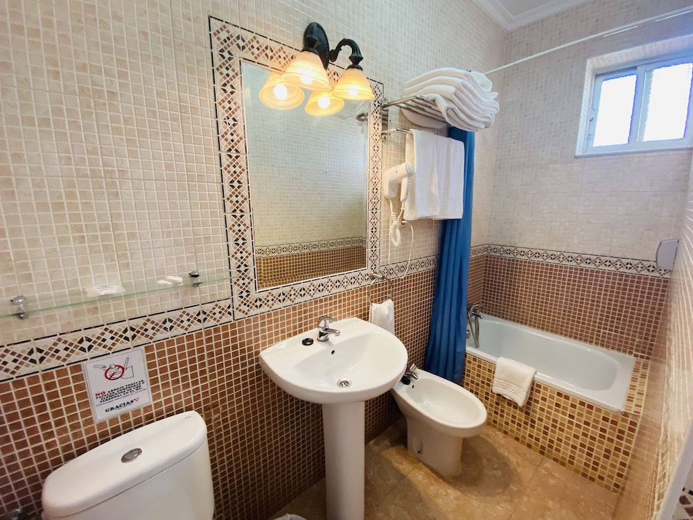 Hotel Los Jazmines — Hotel rooms in Torremolinos, Andalusia