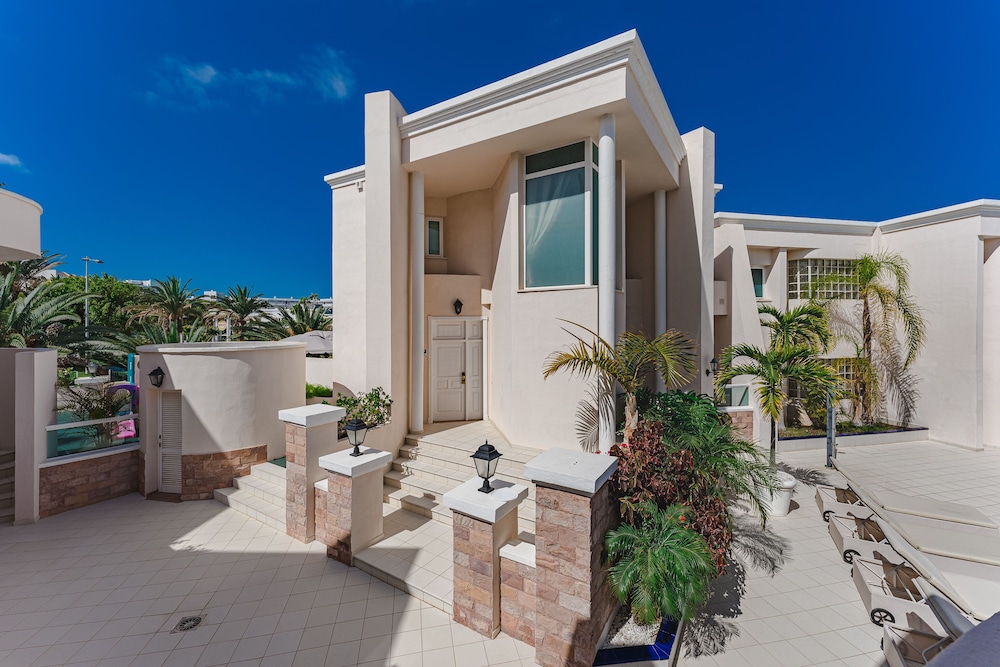 Flamingo Suites Boutique Hotel — Hotel building in Costa Adeje, Canary Islands