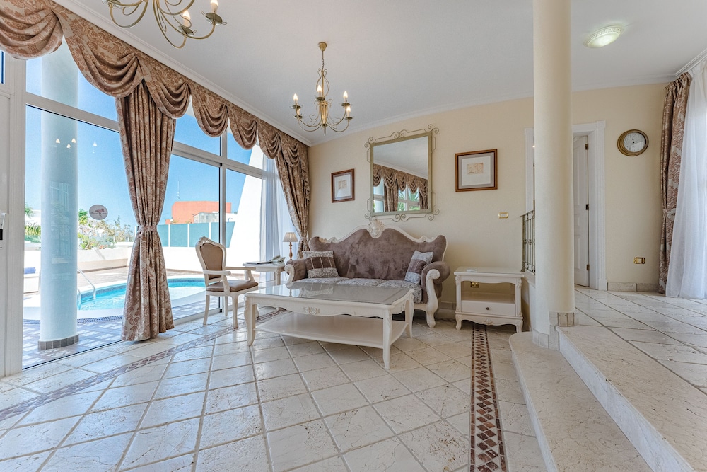 Flamingo Suites Boutique Hotel — Hotel rooms in Costa Adeje, Canary Islands