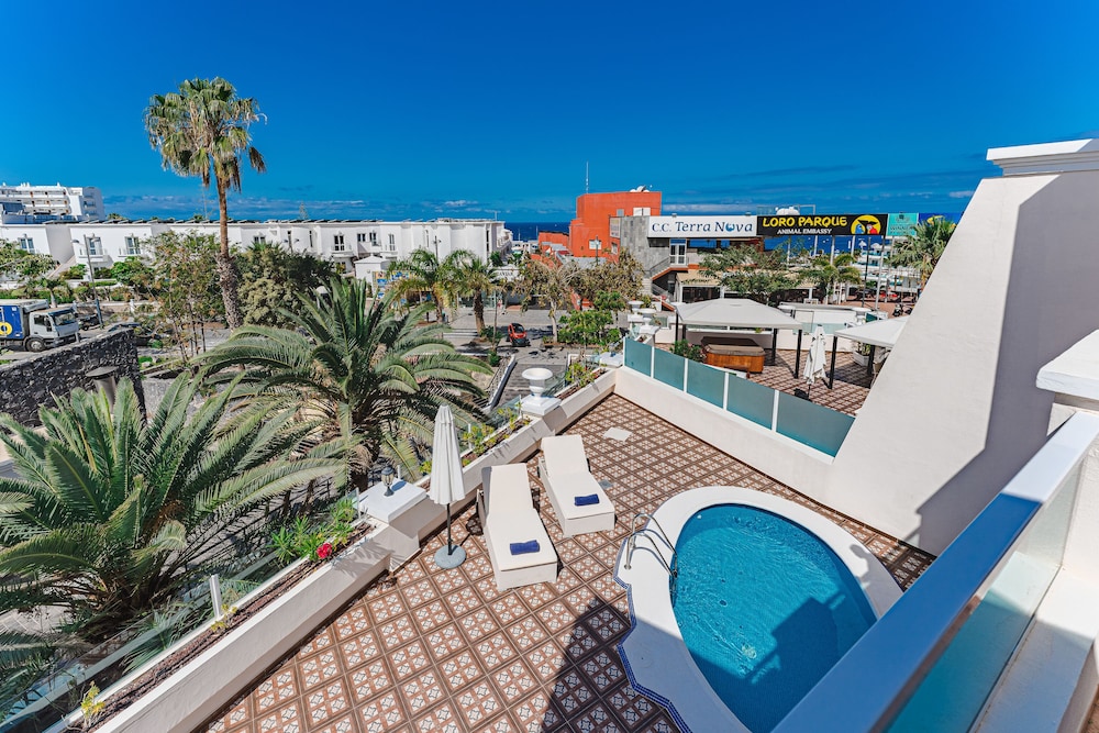 Flamingo Suites Boutique Hotel — Swimming pool in Costa Adeje, Canary Islands
