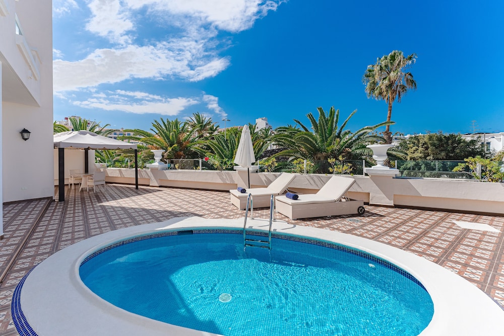 Flamingo Suites Boutique Hotel — Swimming pool in Costa Adeje, Canary Islands