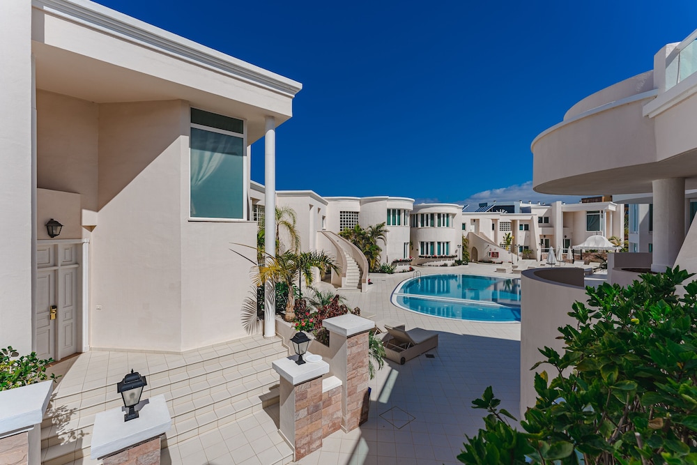 Flamingo Suites Boutique Hotel — Swimming pool in Costa Adeje, Canary Islands