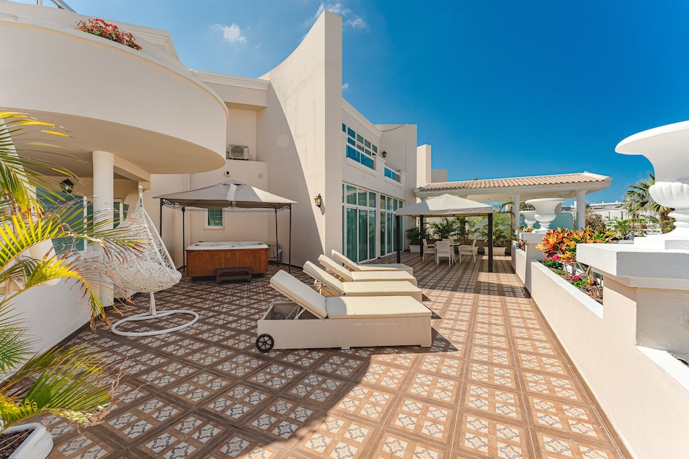 Flamingo Suites Boutique Hotel — Hotel building in Costa Adeje, Canary Islands