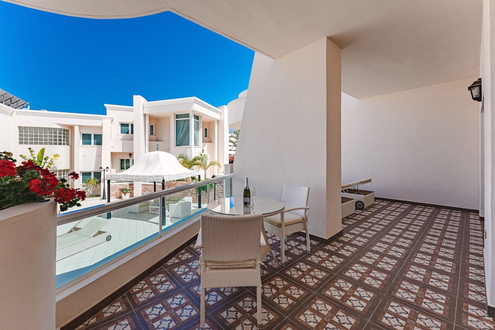 Flamingo Suites Boutique Hotel — Hotel building in Costa Adeje, Canary Islands