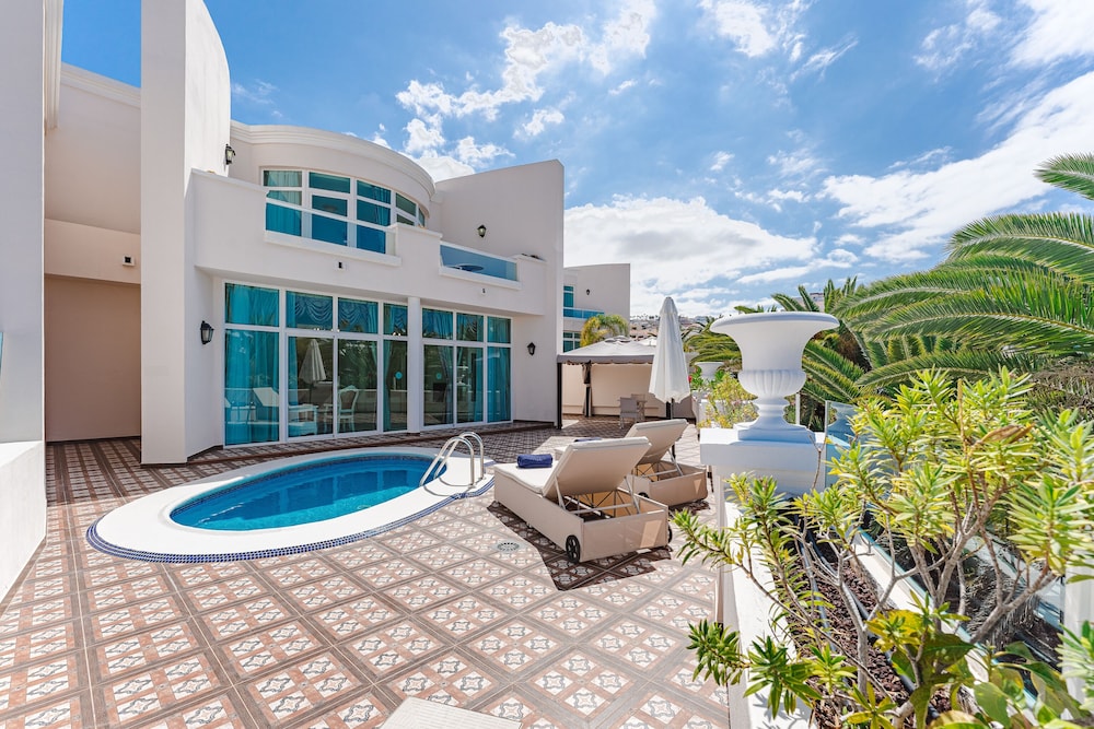 Flamingo Suites Boutique Hotel — Swimming pool in Costa Adeje, Canary Islands
