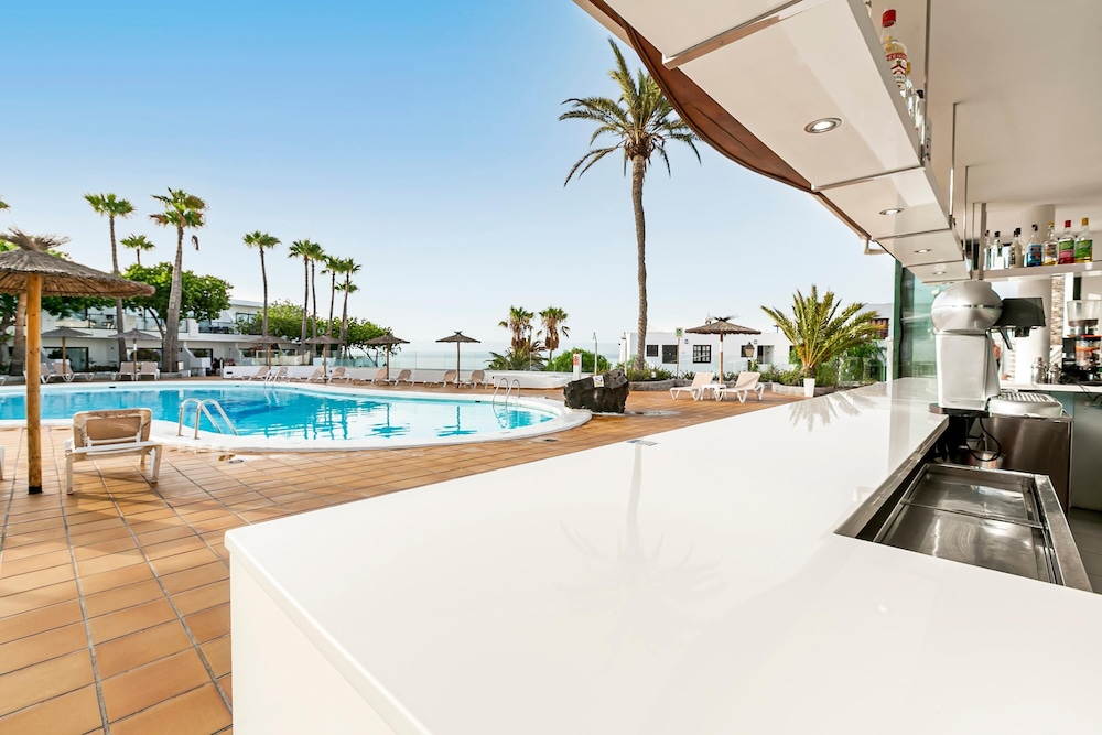 THB Flora Aparthotel — Swimming pool in Puerto del Carmen, Canary Islands