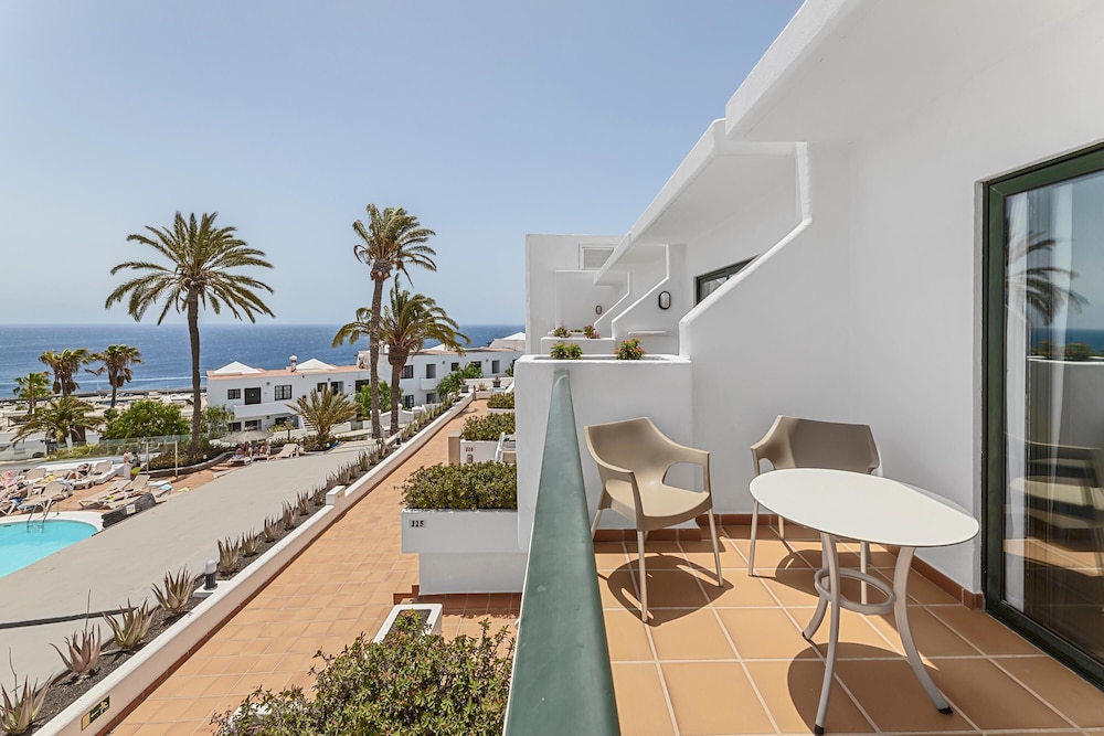THB Flora Aparthotel — Hotel building in Puerto del Carmen, Canary Islands