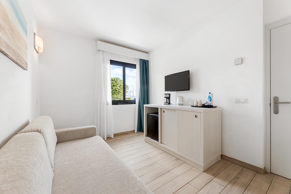 THB Flora Aparthotel — Hotel rooms in Puerto del Carmen, Canary Islands
