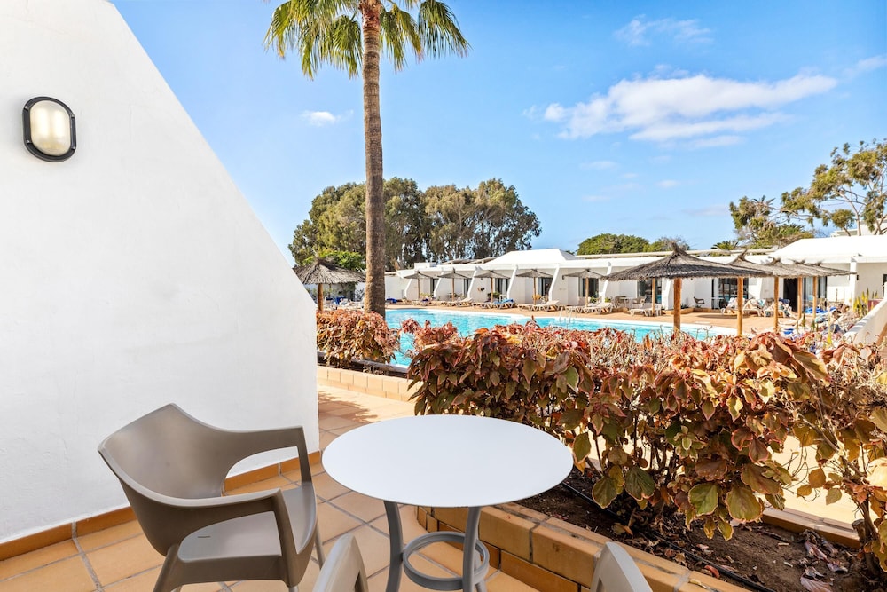 THB Flora Aparthotel — Swimming pool in Puerto del Carmen, Canary Islands