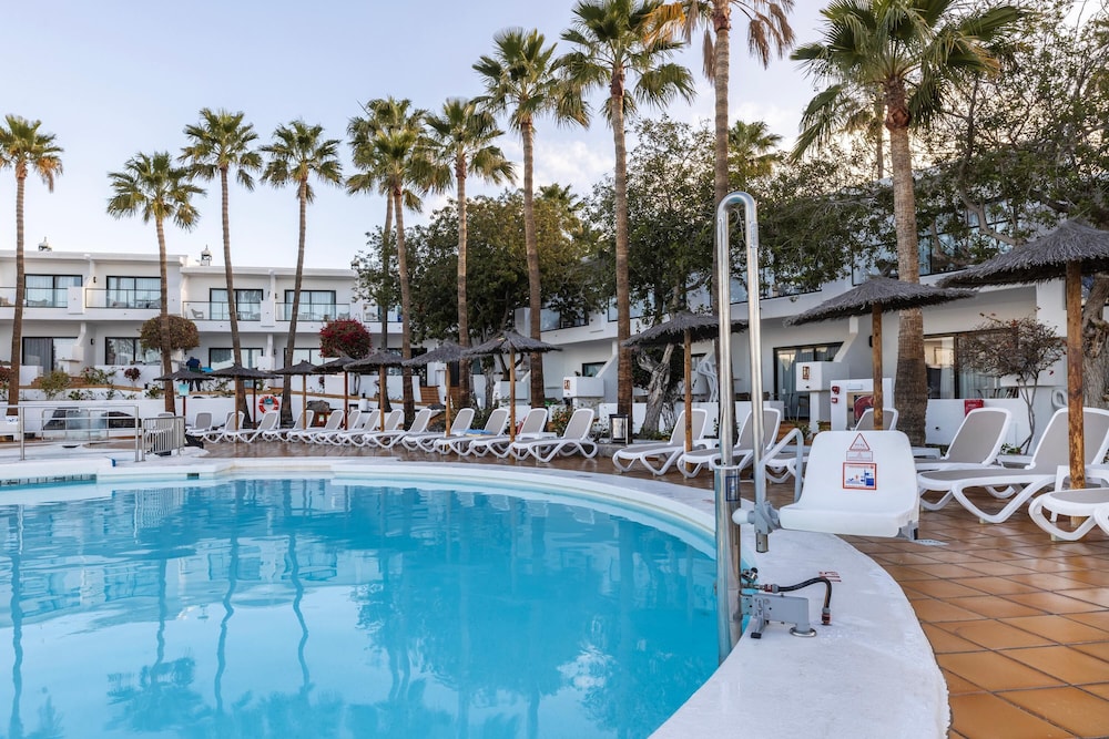 THB Flora Aparthotel — Swimming pool in Puerto del Carmen, Canary Islands
