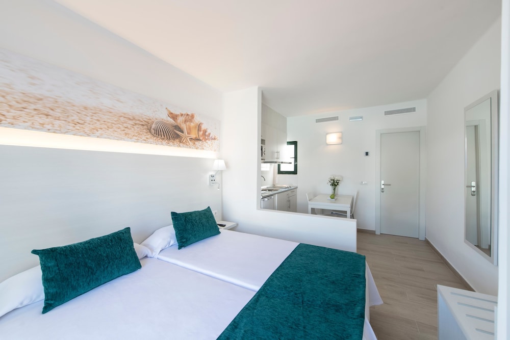 THB Flora Aparthotel — Hotel rooms in Puerto del Carmen, Canary Islands