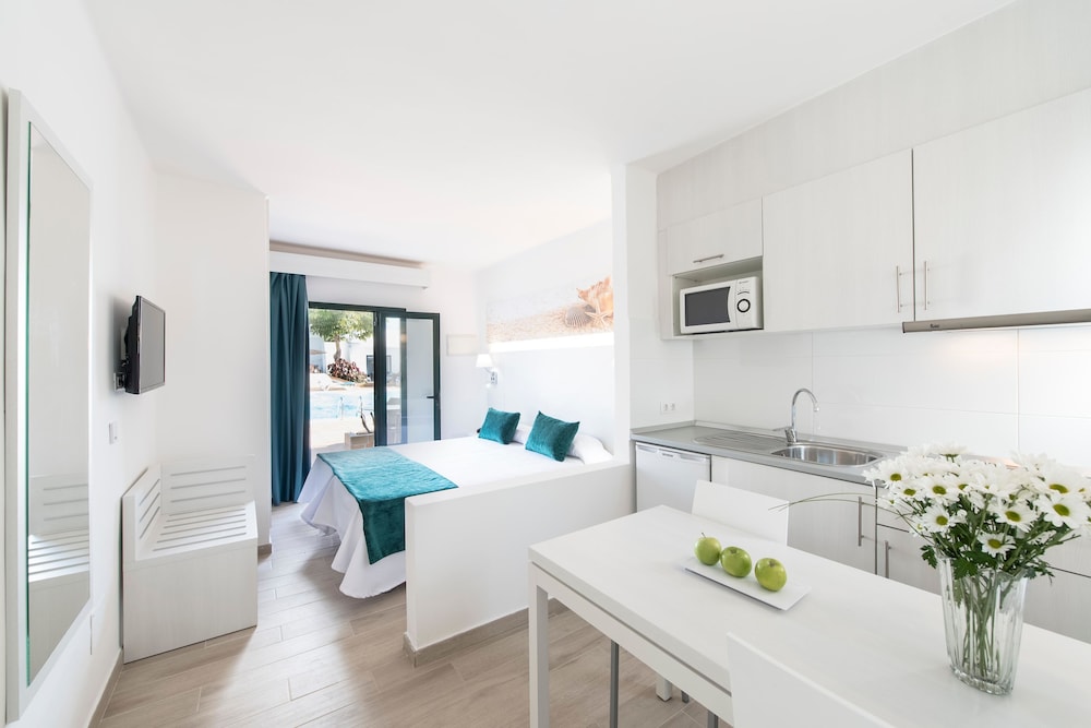 THB Flora Aparthotel — Hotel rooms in Puerto del Carmen, Canary Islands