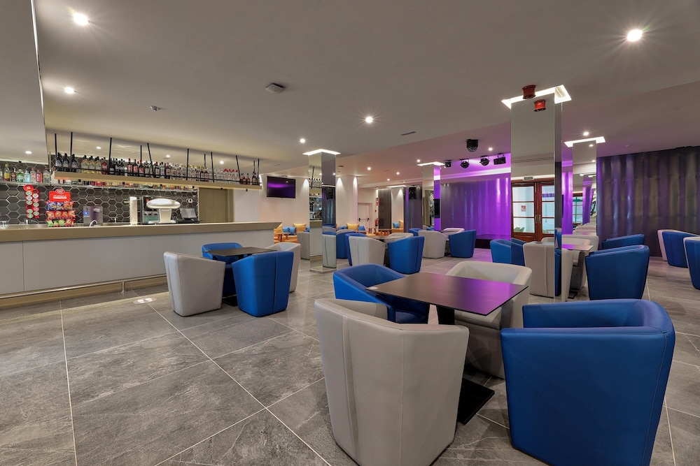 THB Flora Aparthotel — Restaurant & bars in Puerto del Carmen, Canary Islands