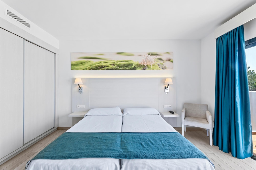 THB Flora Aparthotel — Hotel rooms in Puerto del Carmen, Canary Islands
