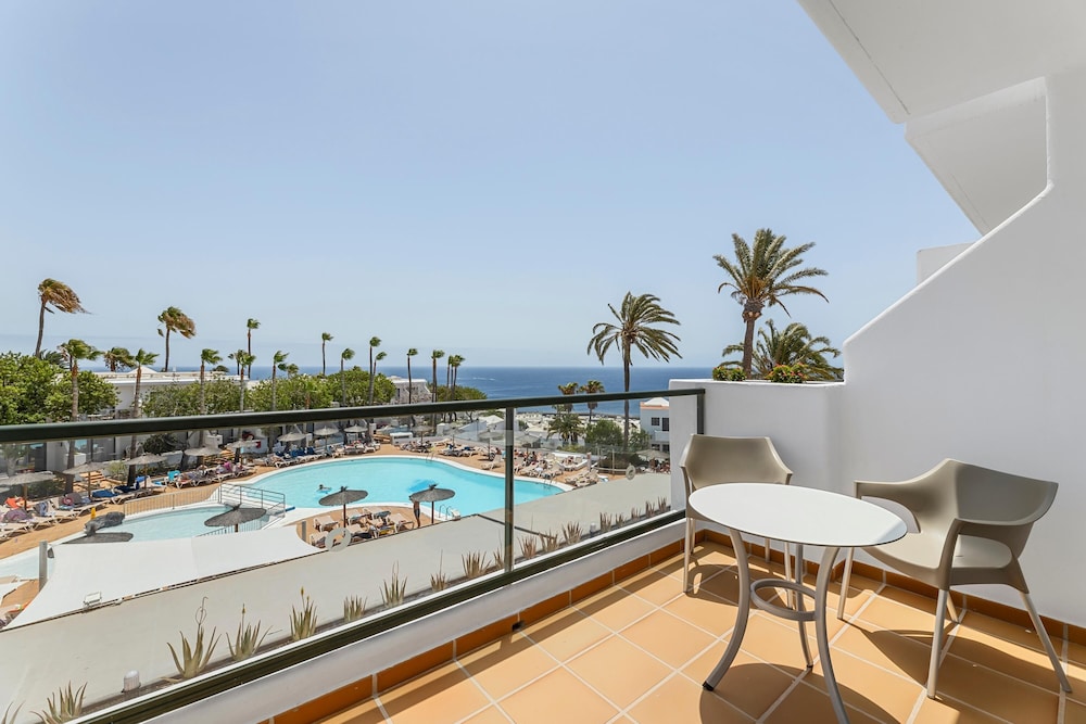 THB Flora Aparthotel — Swimming pool in Puerto del Carmen, Canary Islands